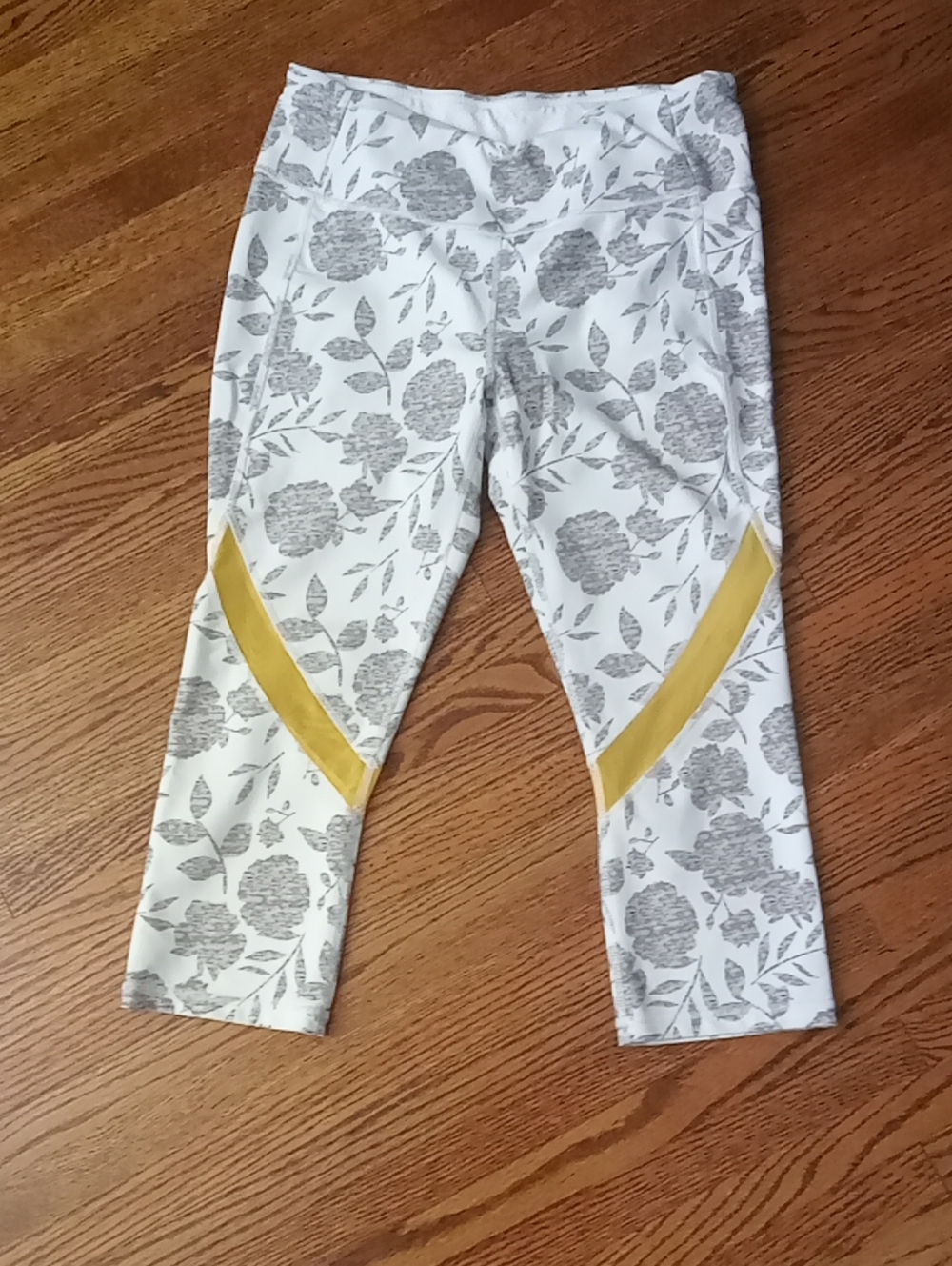 White Floral Capris Leggings Size Medium W 14-17"